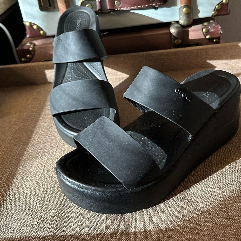 Brooklyn Mid Wedge Crocs